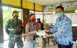 Bersama Lurah, Babinsa Koramil Bukit Batu Kawal Penyaluran BST Tahap Tiga Kemensos