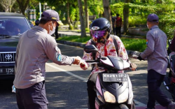 Anggota Penrem 102/Pjg Bagikan Masker Gratis Kepada Masyarakat