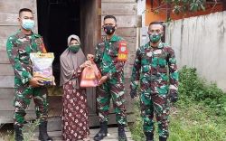 Peduli Dampak Covid -19,Babinsa Koramil 1015-10/Kotabesi Bagikan Sembako ke Warga
