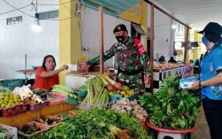 Komsos Bersama Pedagang Pasar Tradisional, Babinsa Himbau Tetap Terapkan Prokes