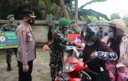 Kodim 1013/Mtw, Polres Barito Utara dan Pemkab Barito Utara Bagi Masker Gratis Bagi Pedagang dan Pengunjung Pasar