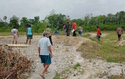 Babinsa 1016-07/Tewah Dampingi Kegiatan Komisi Tanah Warga Pajangei