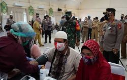 Danrem 102/Pjg bersama Forkopimda Kalteng tinjau Serbuan Vaksinasi Massal di Pulang Pisau dan Pos Penyekatan Provinsi Kalteng