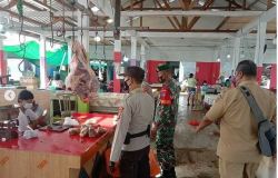 Berpatroli di Pasar Karang Mulya, Babinsa Ajak Pedagang dan Warga Tetap Semangat Patuhi Prokes