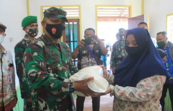 Dandim Palangka Raya Serahkan Bantuan Beras untuk Anak Yatim Piatu
