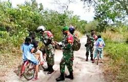 Sukseskan Program Desa Tangkal Covid 19, Koramil Bukit Batu Terapkan Protkes di Wilayah Binaan