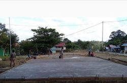 Babinsa Koramil 1013-12/Dirung Lingkin Gotong Royong Bersama Warga Membuat Lapangan Voly.