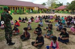 Kedatangan Sikomos Disambut Gembira oleh Anak – Anak