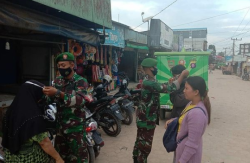 Bersama Sikomos, Koramil 1014 – 05/Pangkalan Banteng Sambangi Pasar Ramadhan