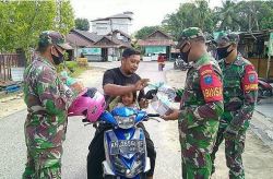 Koramil Kurun Bagikan Masker Gratis Kepada Warga