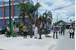 Jelang Sholat Jum’at, Kodim Pangkalan Bun Bagikan Masker Kepada Jemaah