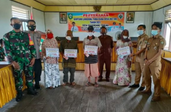 Babinsa Koramil 1015-07/Bgd Dampingi Penyaluran BLT Dana Desa Tahap 1 Tahun 2021