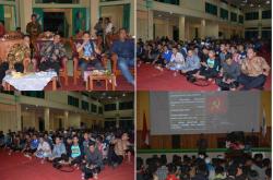 GUBERNUR, DANREM 102/PJG, WAKIL  WALIKOTA  BERBAUR  DENGAN MAHASISWA   NOBAR FILM G 30 S/PKI