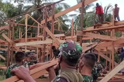 Pembangunan Pos Terpadu TMMD Tahap Pemasangan Atap