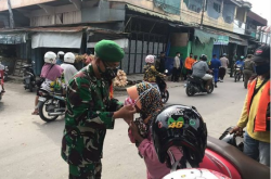 Terjun Langsung ke Lapangan, Kepala Staf Kodim Pangkalan Bun Ikut Bagikan Masker