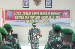 Siraman Air Warnai Acara Kenaikan Pangkat Prajurit Kodim 1014 /Pbn