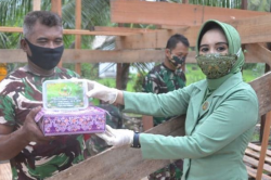 Ketua Persit Kartika Chandra Kirana Kodim 1015 Sampit Kunjungi Pembangunan Sasaran Fisik TMMD dan Bagikan Makanan