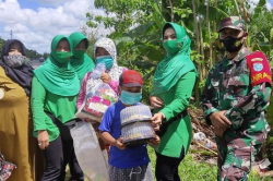 HUT Danrem 102/Pjg Persit KCK Cabang XLI Kodim 1015/Spt berikan bantuan Sembako