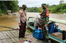 Bersama Kapolsek, Danramil Tumbang Miri Distribusikan Vaksin Sinovac Lewat Jalur Sungai