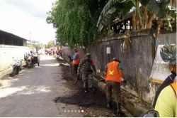 Babinsa Kelurahan Pahandut Bersihkan Drainase Bersama Warga