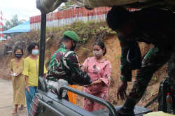 Cegah Covid-19, Anggota Satgas TMMD Bagi Masker di Desa Karamuan.