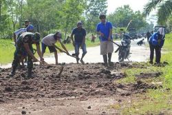 Bersama Warga Anggota TMMD Imbangan Kodim Palangka Raya Laksanakan Giat Karya Bhakti
