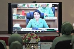 Ketua persit KCK Koorcabrem 102/PD XII/Tpr beserta pengurus mengikuti webinar wira usaha kreatif dalam rangka memperingati HUT ke-75 Persit Kartika Chandra Kirana Tahun 2021.