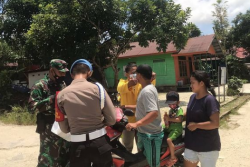 Babinsa Edukasi Warga Dalam PPKM Mikro Desa Tuyun