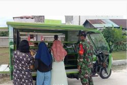 Gunakan Kendaraan Si-Komos, Cara Babinsa Koramil 1015-06/Smd Berikan Informasi