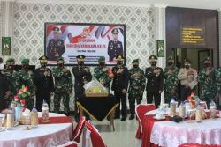 Dandim 1016 Berikan Kejutan Nasi Tumpeng Di HUT Bhayangkara Ke – 75 Kepada Kapolresta Palangka Raya