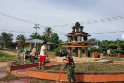 Biasakan Hidup Bersih, Koramil 1014 – 04/Aruta Ajak Warga Bersihkan Fasilitas Umum