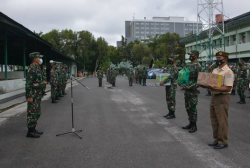 Danrem102/Pjg serahkan Paket Bingkisan untuk Anggota Korem.