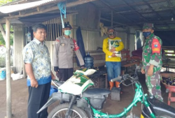 Sambil Edukasi Prokes, Babinsa Bersama Bhabinkamtibmas dan Kelurahan Petuk Katimpun Bagikan Beras Ke Warga