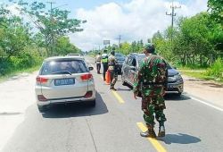 Babinsa Berikan Edukasi Prokes Dalam Operasi Ketupat Telabang 2021