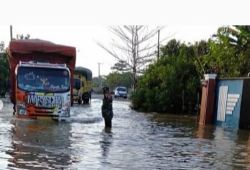 Sejumlah Desa di Gunung Mas Terendam Banjir, Babinsa Pandu Warga Sebrangi Jalan