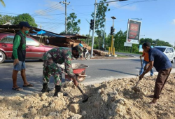 Pelihara Budaya Gotong Royong, Babinsa Sabaru Laksanakan Karya Bakti