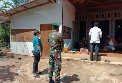 Petugas Gabungan Salurkan Bantuan Sembako Pada Warga Desa Bukit Sungkai yang Menjalani Isoma