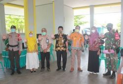 Babinsa Palangka Dampingi Suntik Vaksin Dosis Pertama Bagi ASN dan Pedagang Pasar Kahayan