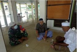 Babinsa Koramil 1016-04 Tumbang Talaken Jalin Komsos Dengan Tokoh Agama di Desa Binaan