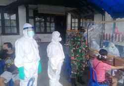 Babinsa Koramil 1016-03/Sepang Kawal Rapid Test Masal di Wilayah Binaan