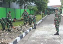 Dalam Rangka Siaga Nataru, Prajurit Kodim Palangka Raya Laksanakan Kerja Bakti