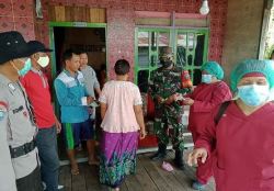 Komsos dan Bagikan Masker, Ini Pesan Babinsa Petuk Katimpun Kepada Warga
