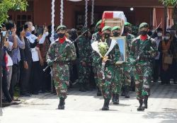 Dandim Palangka Raya Pimpin Keberangkatan Pemakaman Tokoh Pendiri Kalteng
