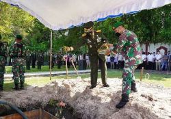 Danrem 102/Pjg pimpin upacara pemakaman Tokoh Kalteng secara militer