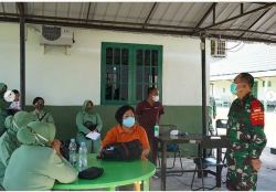 Danrem 102/Pjg Tinjau Pelaksanaan Vaksinasi ibu-ibu Persit.