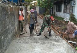 Kerja Bakti TNI – Rakyat, Babinsa Palangka Gotong Royong Pengecoran Jalan