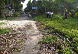 Ciptakan Lingkungan yang Asri, Koramil 1014 – 07/Balai Riam Bersama Warga Bergotong Royong Bersihkan Ruas Jalan