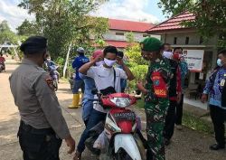 Dengan Penuh Kesabaran, Babinsa Koramil 1013-06/Lahei Edukasi Protkes