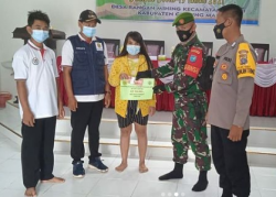 Babinsa Koramil 07/Tewah Kawal Penyaluran BLT DD Rangan Mihing