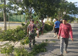 Koramil Kurun Bersama Warga Gotong Royong Bersihkan Area Masjid